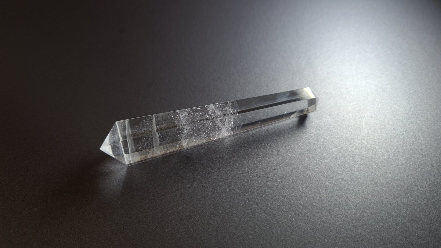Cristal de quartz - 6 facettes - 8.4 x 1.7 cm - 27.8 g