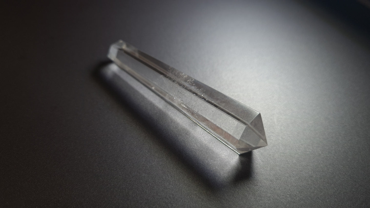 Cristal de quartz - 6 facettes - 8.4 x 1.7 cm - 27.8 g