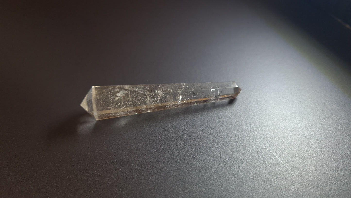Cristal de quartz (fumé) - 6 facettes - 8.8 x 1.8 cm - 28.6 g