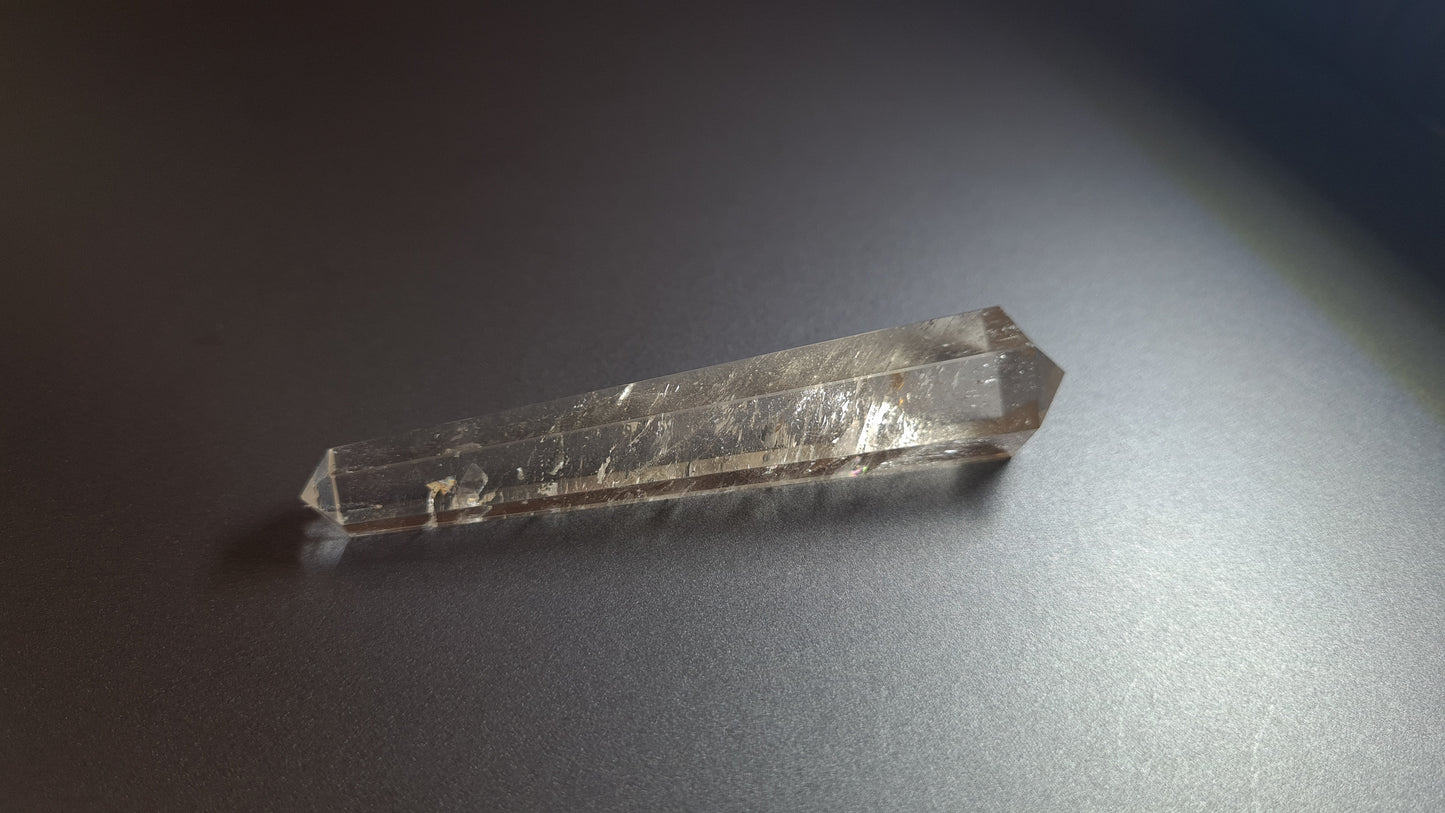Cristal de quartz (fumé) - 6 facettes - 8.8 x 1.8 cm - 28.6 g
