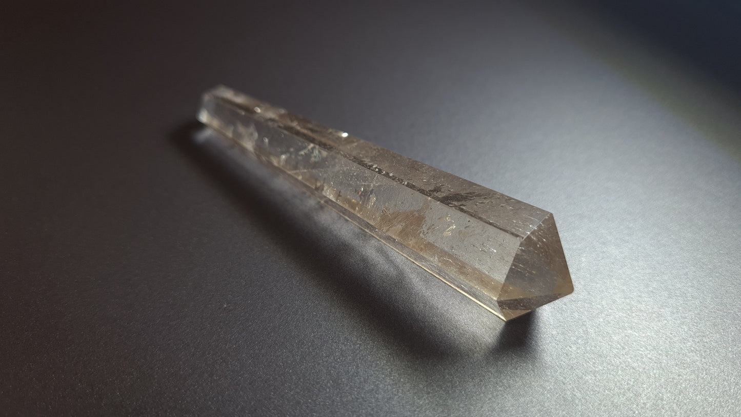 Cristal de quartz (fumé) - 6 facettes - 8.8 x 1.8 cm - 28.6 g