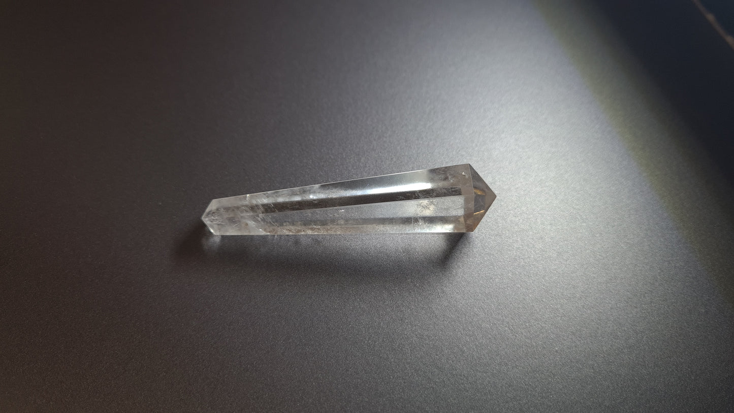 Cristal de quartz - 6 facettes - 7 x 1.8 cm - 23.4 g