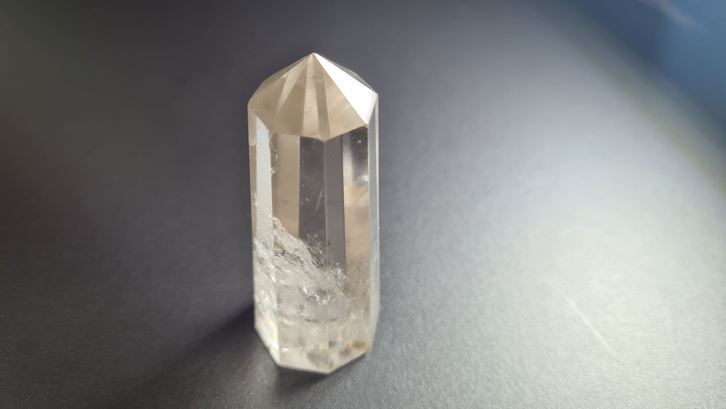Tour de cristal de quartz 8 faces 6.2cm
