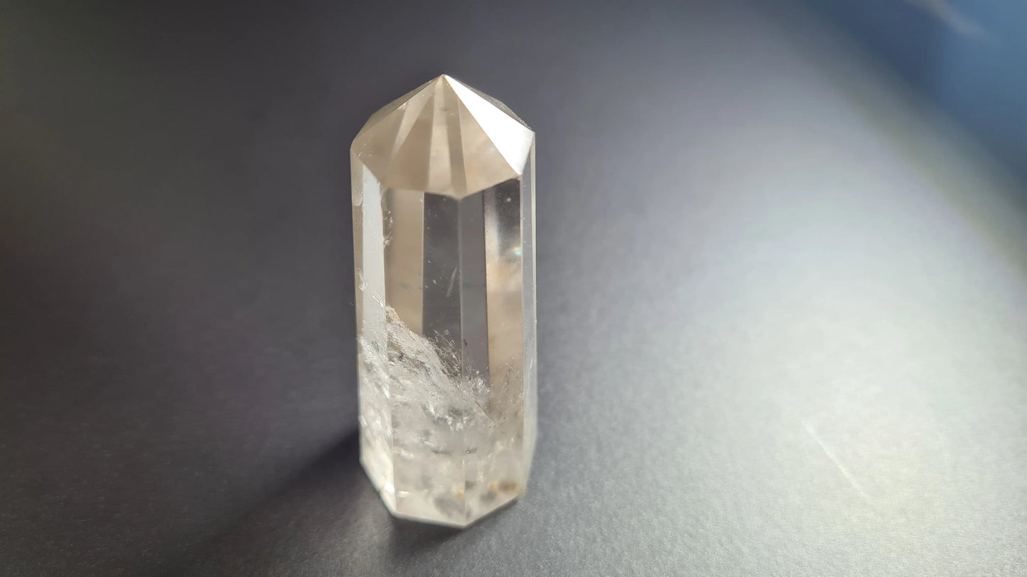 Tour de cristal de quartz 8 faces 6.2cm Cristal Roche