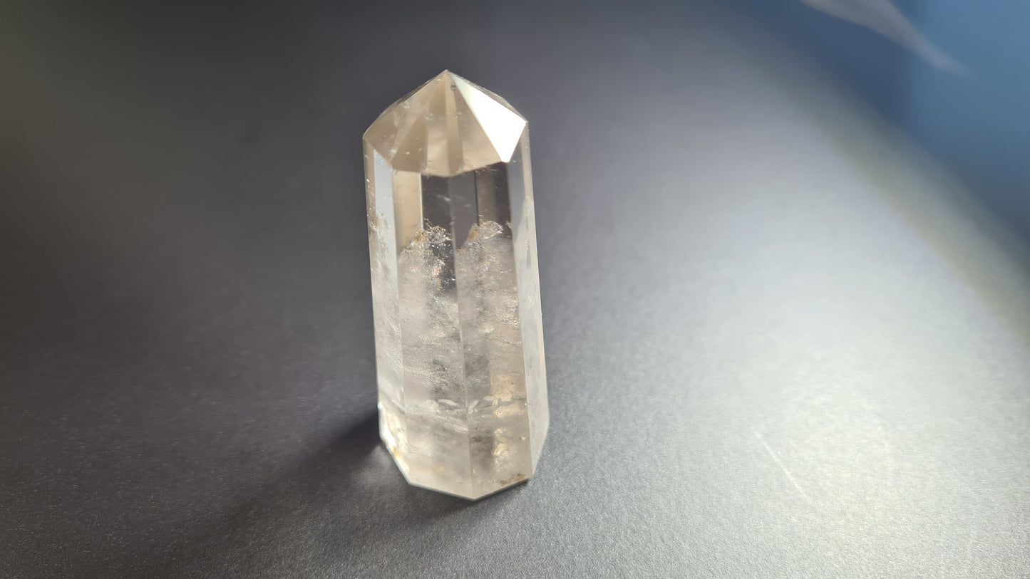 Tour de cristal de quartz 8 faces 6.2cm