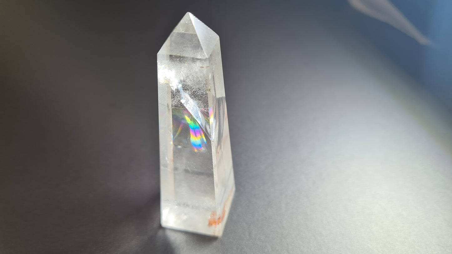 Tour de cristal de quartz 4 faces 8.1cm