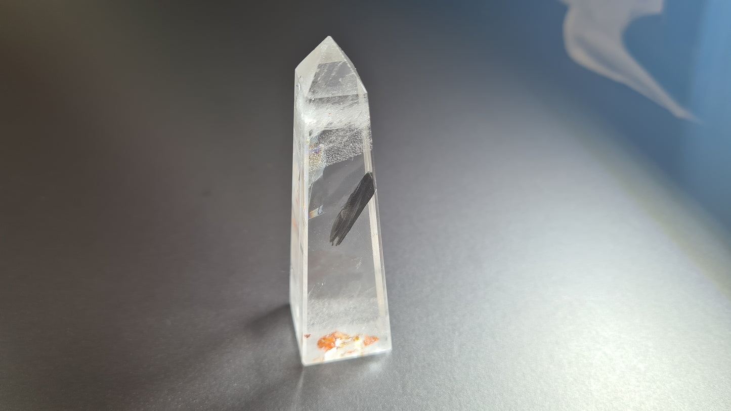 Tour de cristal de quartz 4 faces 8.1cm