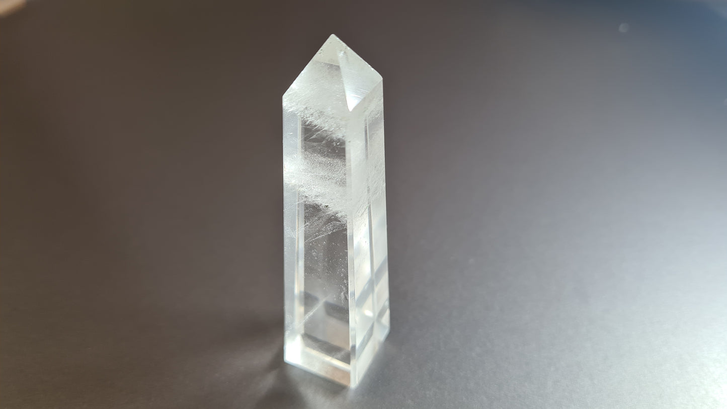 Tour de cristal de quartz 4 faces 8.6cm