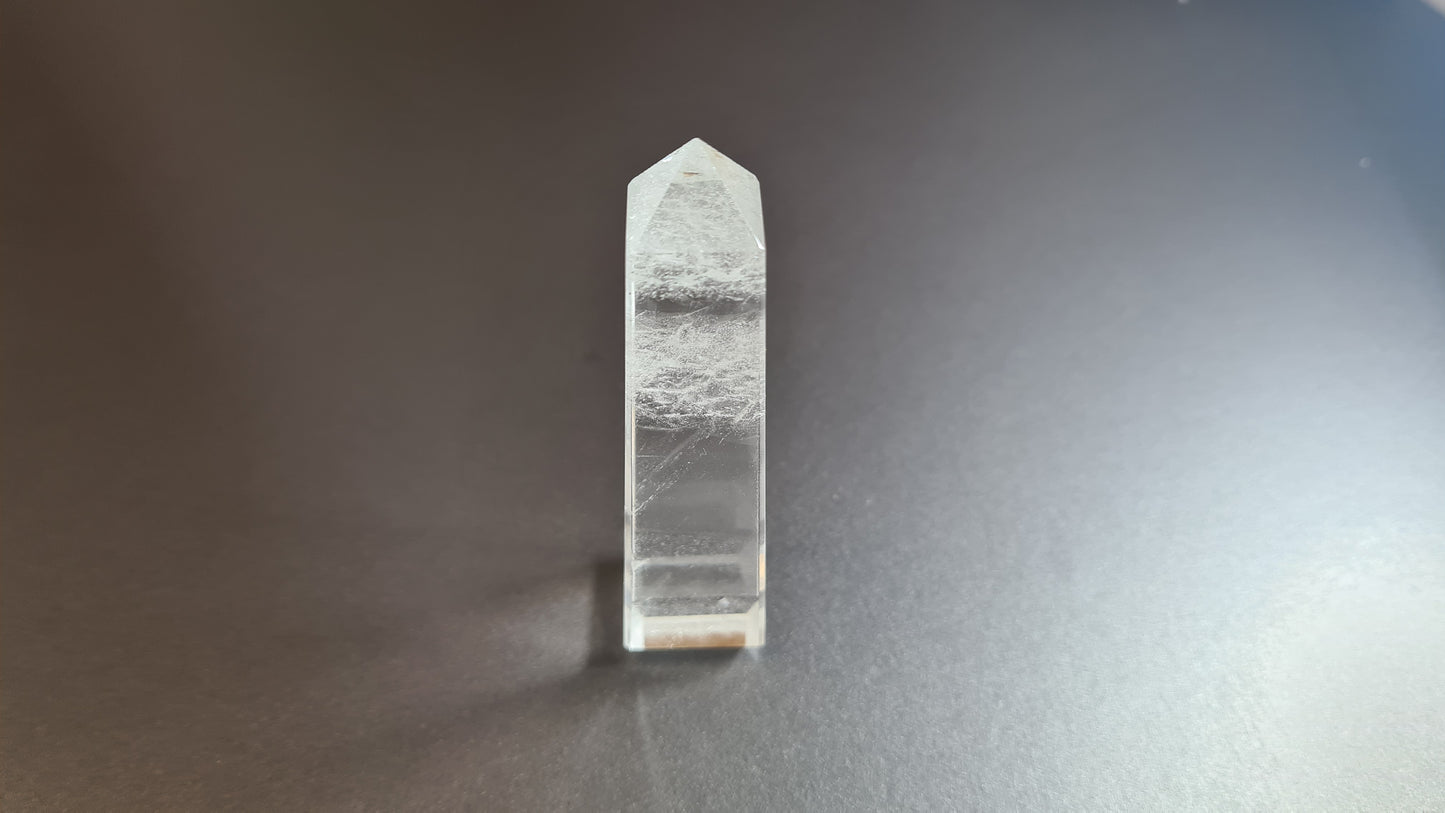 Tour de cristal de quartz 4 faces 8.6cm