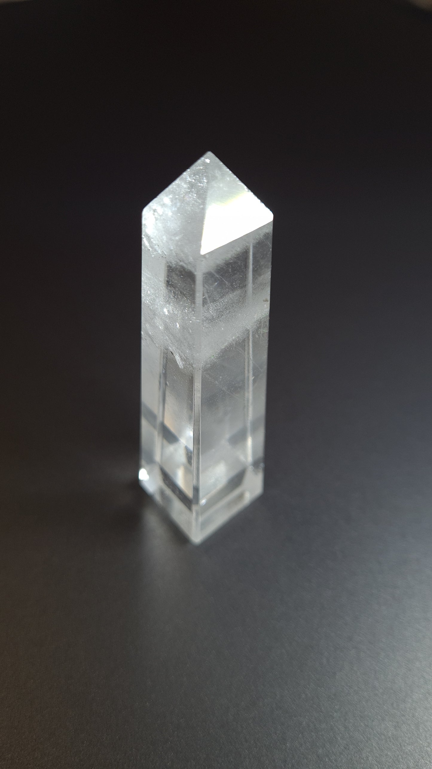 Tour de cristal de quartz 4 faces 8.6cm