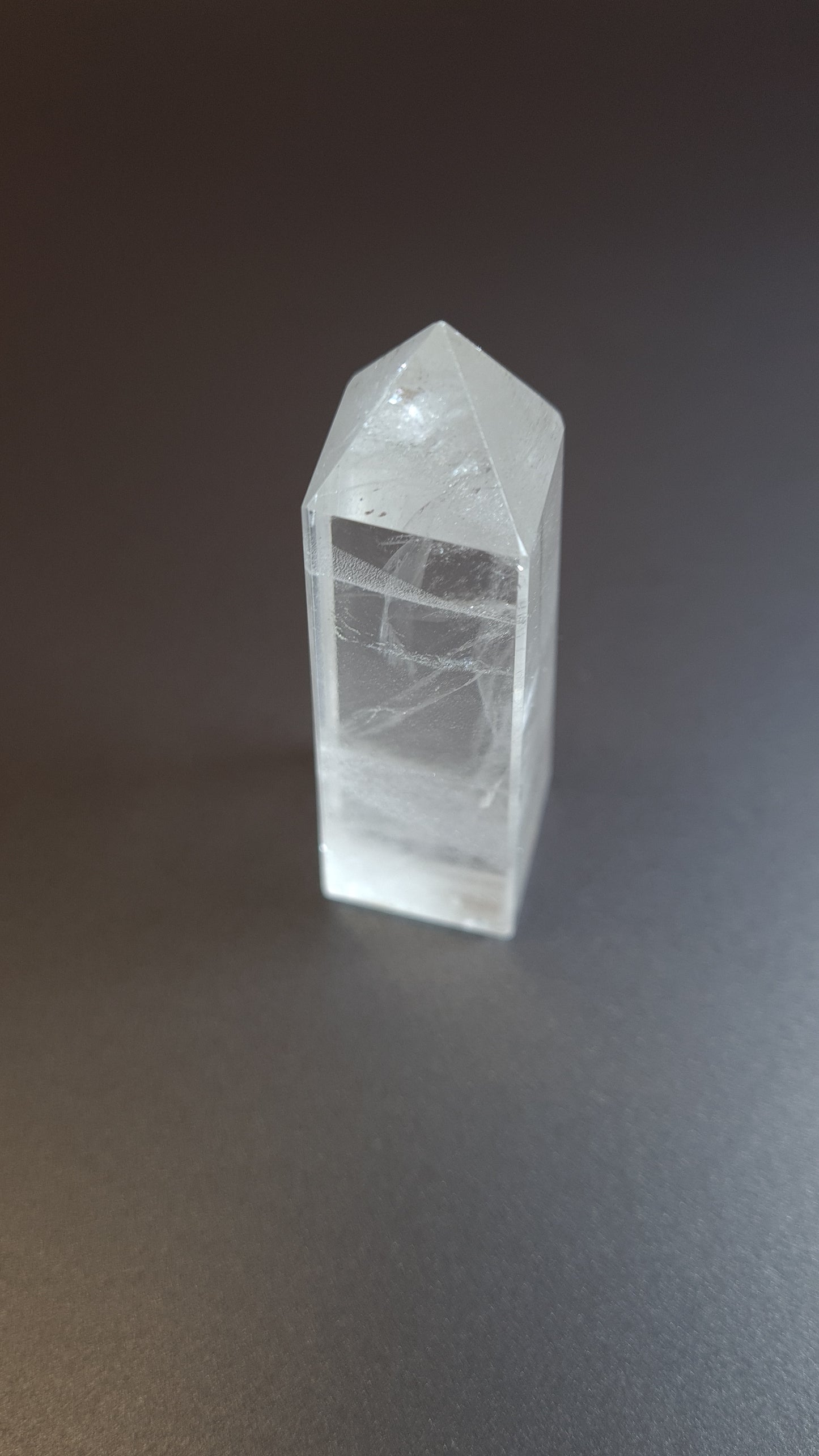 Tour de cristal de quartz 4 faces 7.9cm