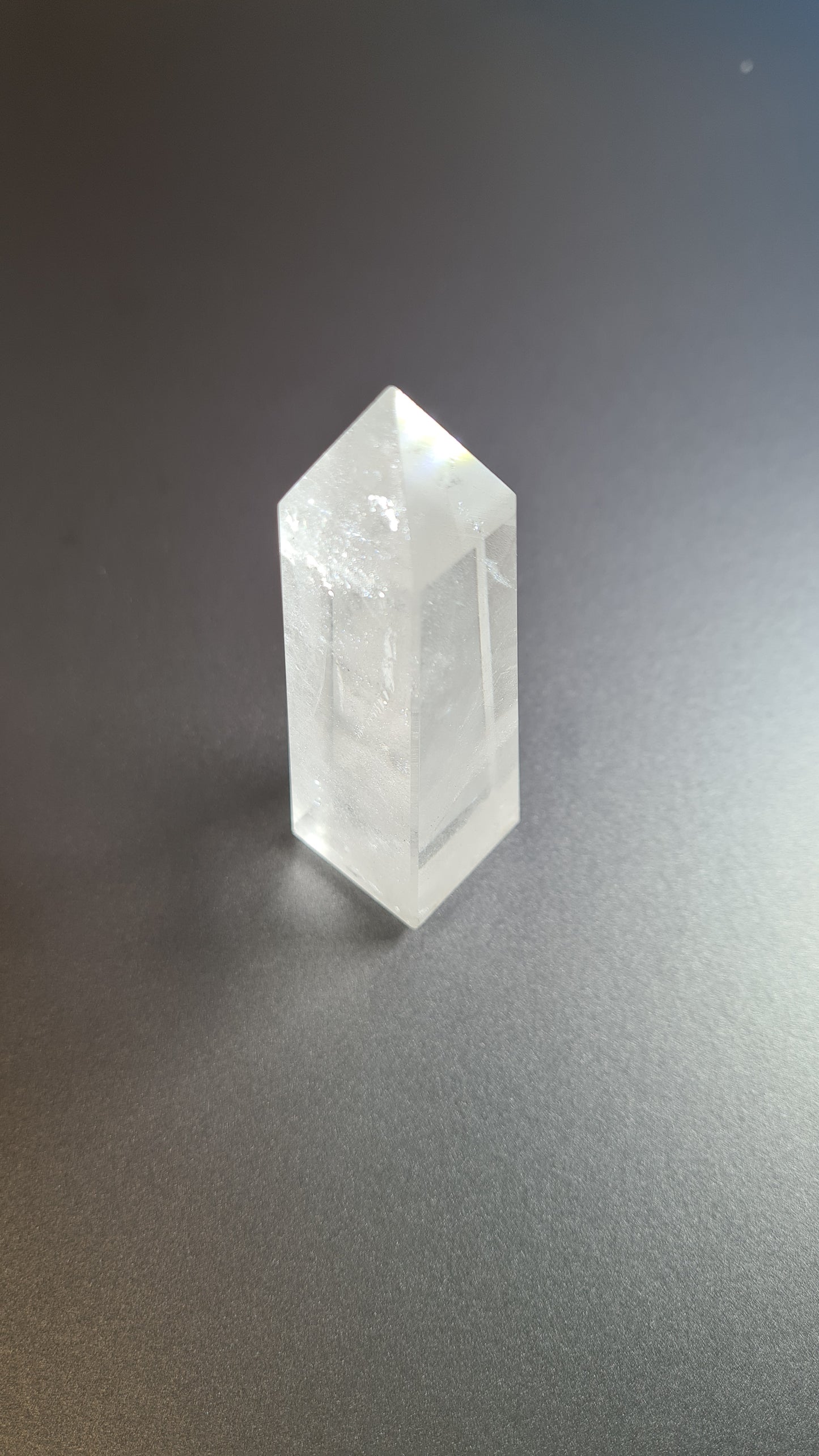 Tour de cristal de quartz 4 faces 7.9cm