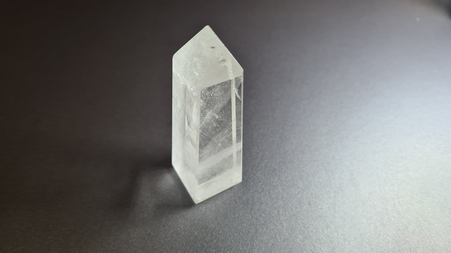 Tour de cristal de quartz 4 faces 7.9cm