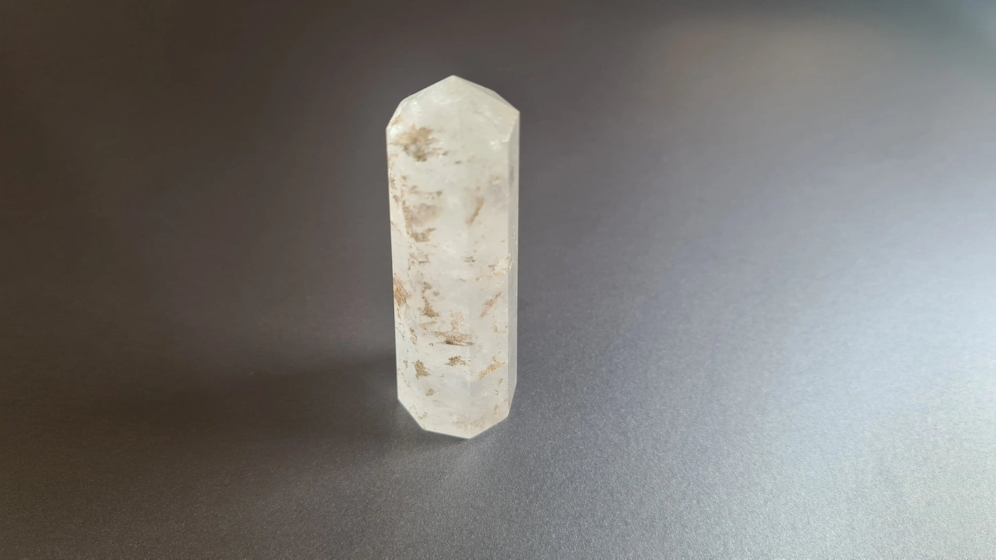 Tour de cristal de quartz 8 faces 7.7cm Cristal Roche