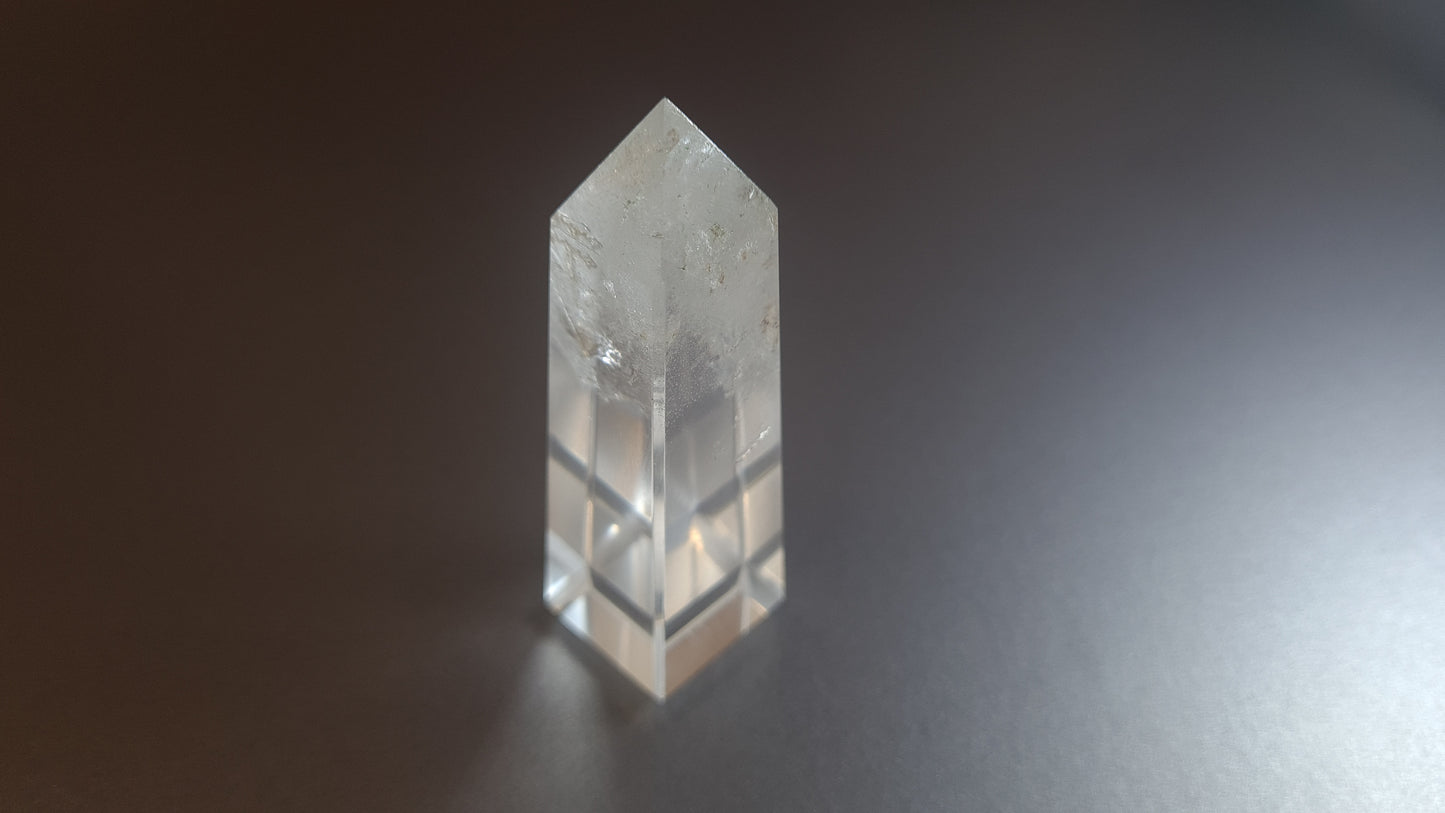 Tour de cristal de quartz 4 faces 7.5cm