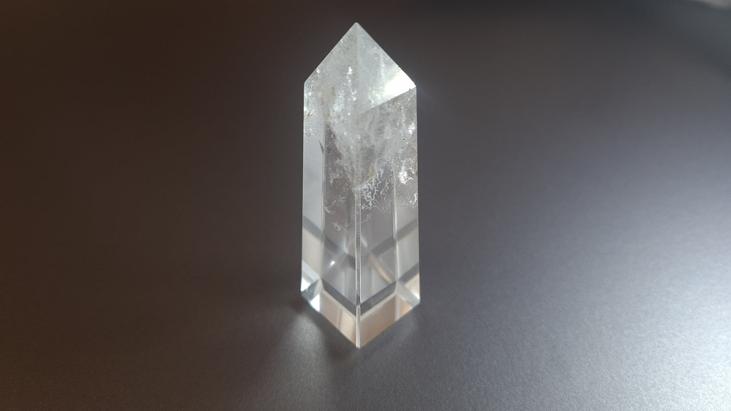 Tour de cristal de quartz 4 faces 7.5cm