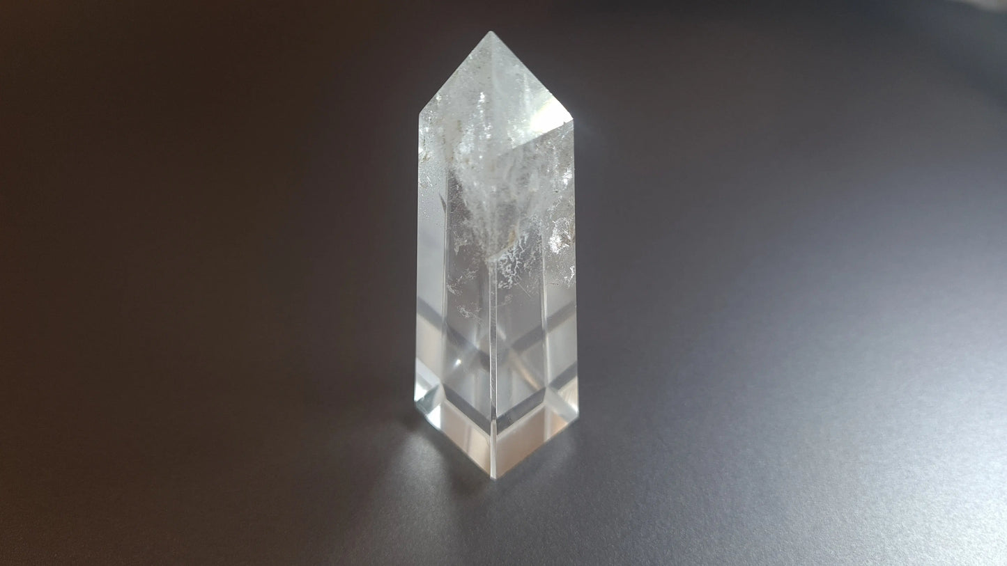 Tour de cristal de quartz 4 faces 7.5cm Cristal Roche