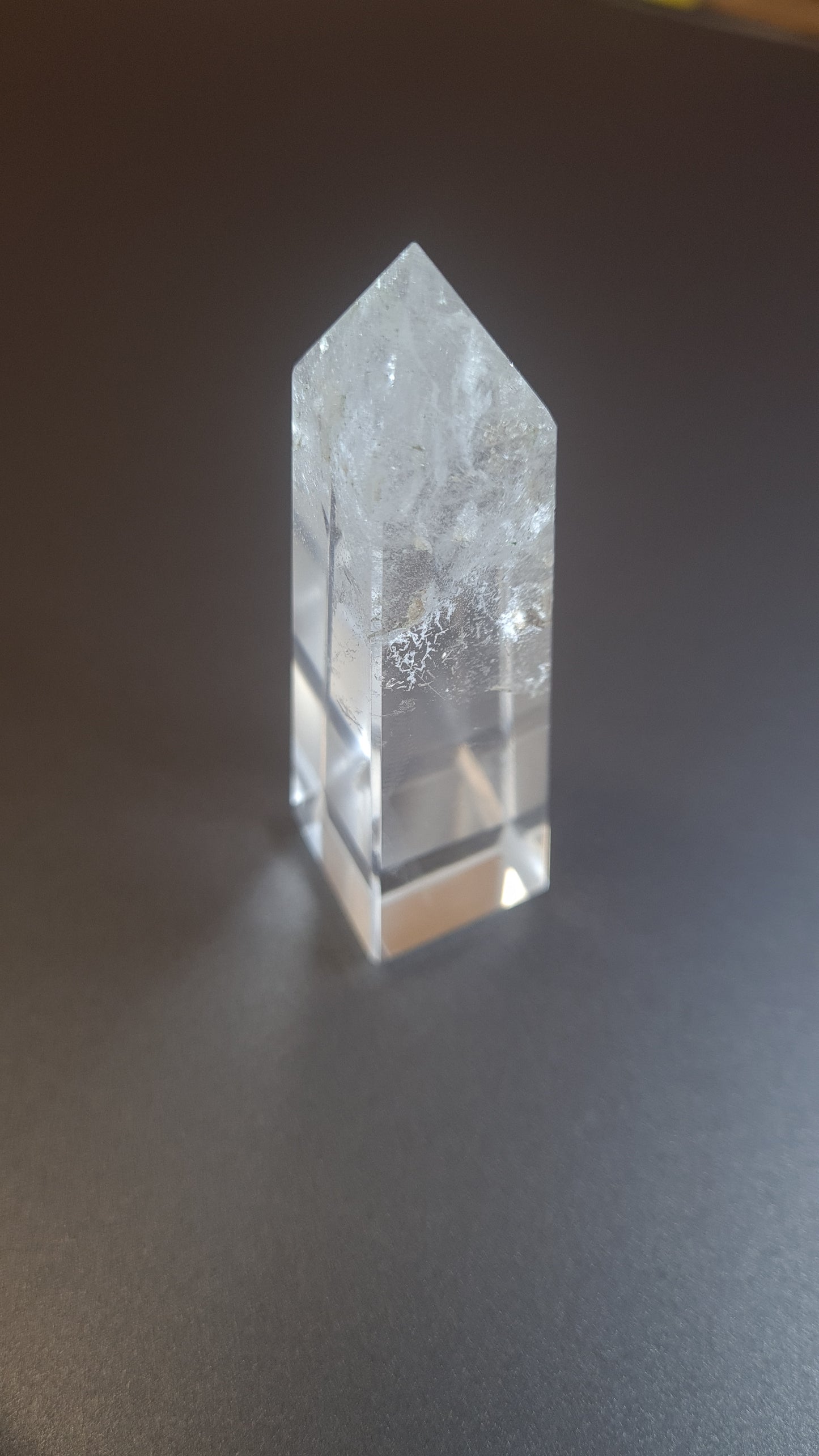 Tour de cristal de quartz 4 faces 7.5cm