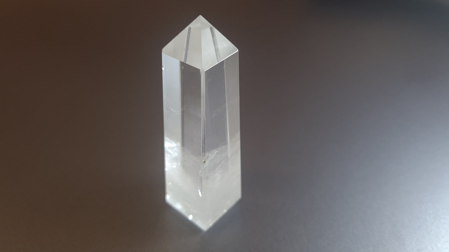 Tour de cristal de quartz 4 faces 7.8cm