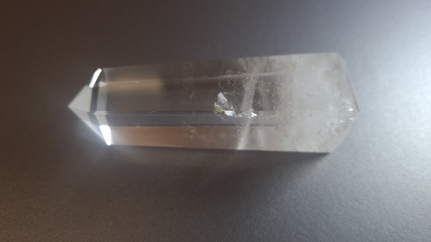 Tour de cristal de quartz 4 faces 7.8cm