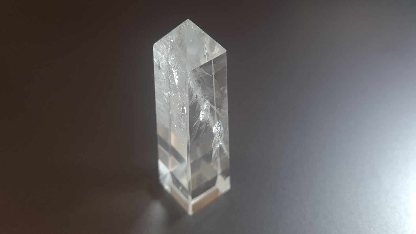Tour de cristal de quartz 4 faces 8.2cm