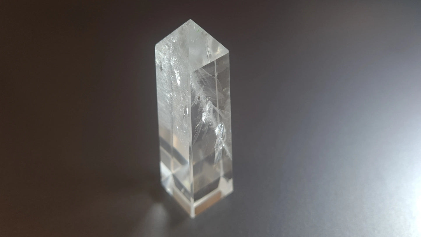 Tour de cristal de quartz 4 faces 8.2cm Cristal Roche