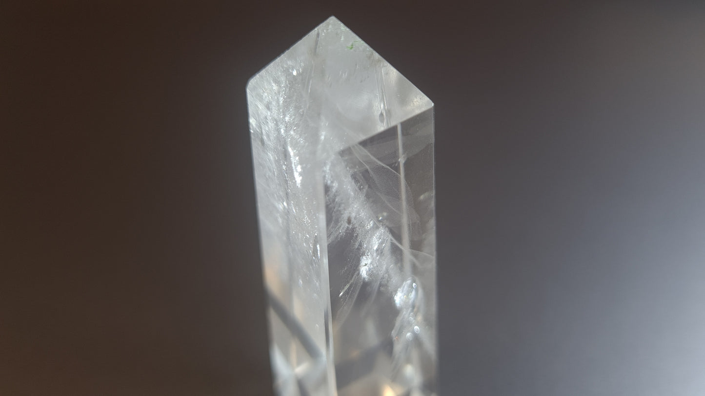 Tour de cristal de quartz 4 faces 8.2cm
