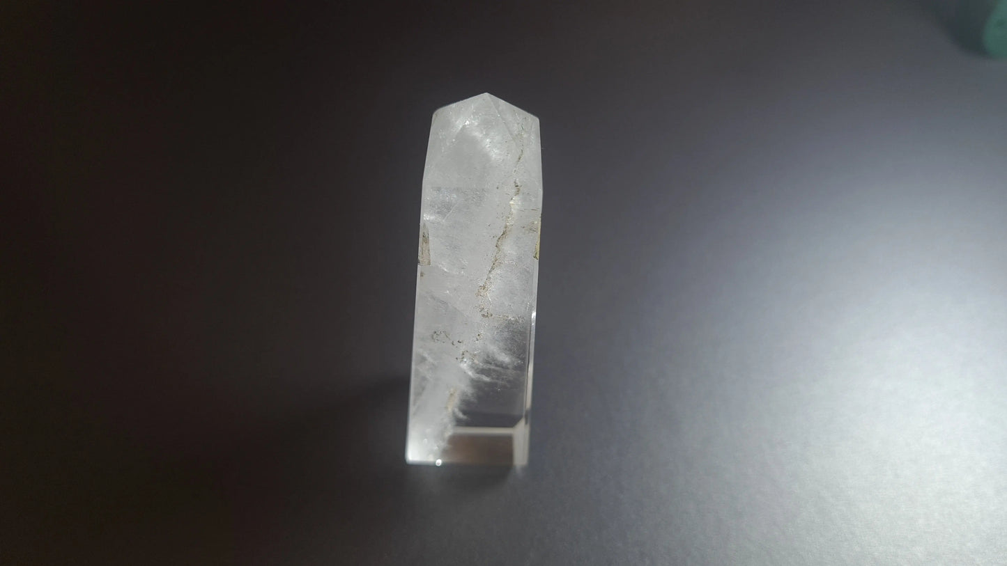 Tour de cristal de quartz 4 faces 7.2cm Cristal Roche