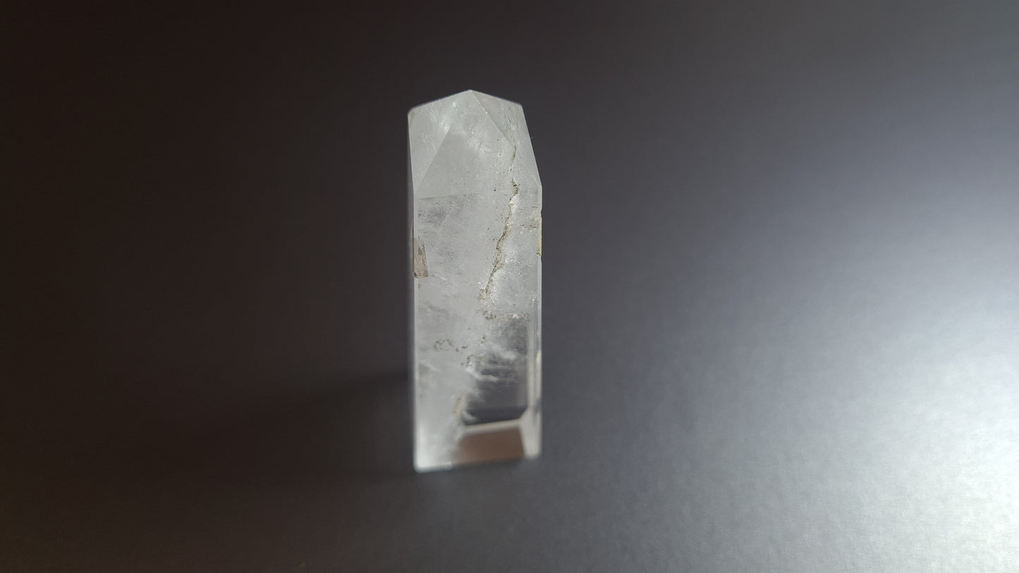 Tour de cristal de quartz 4 faces 7.2cm