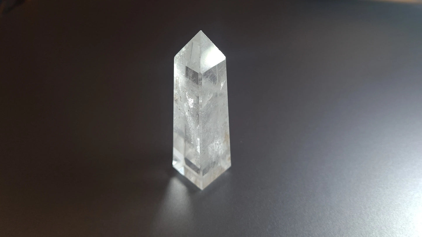 Tour de cristal de quartz 4 faces 8.5cm Cristal Roche