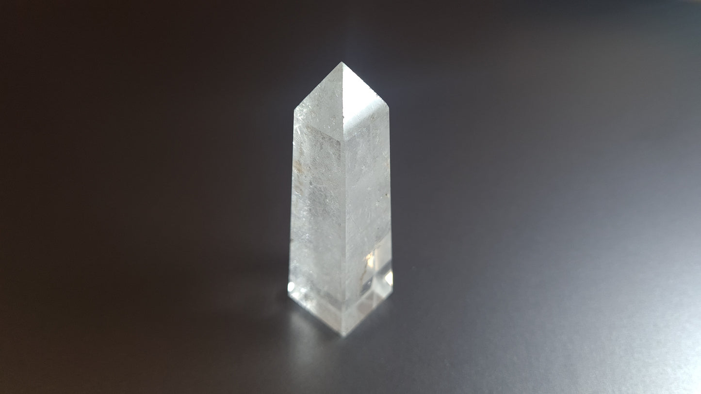 Tour de cristal de quartz 4 faces 8.5cm