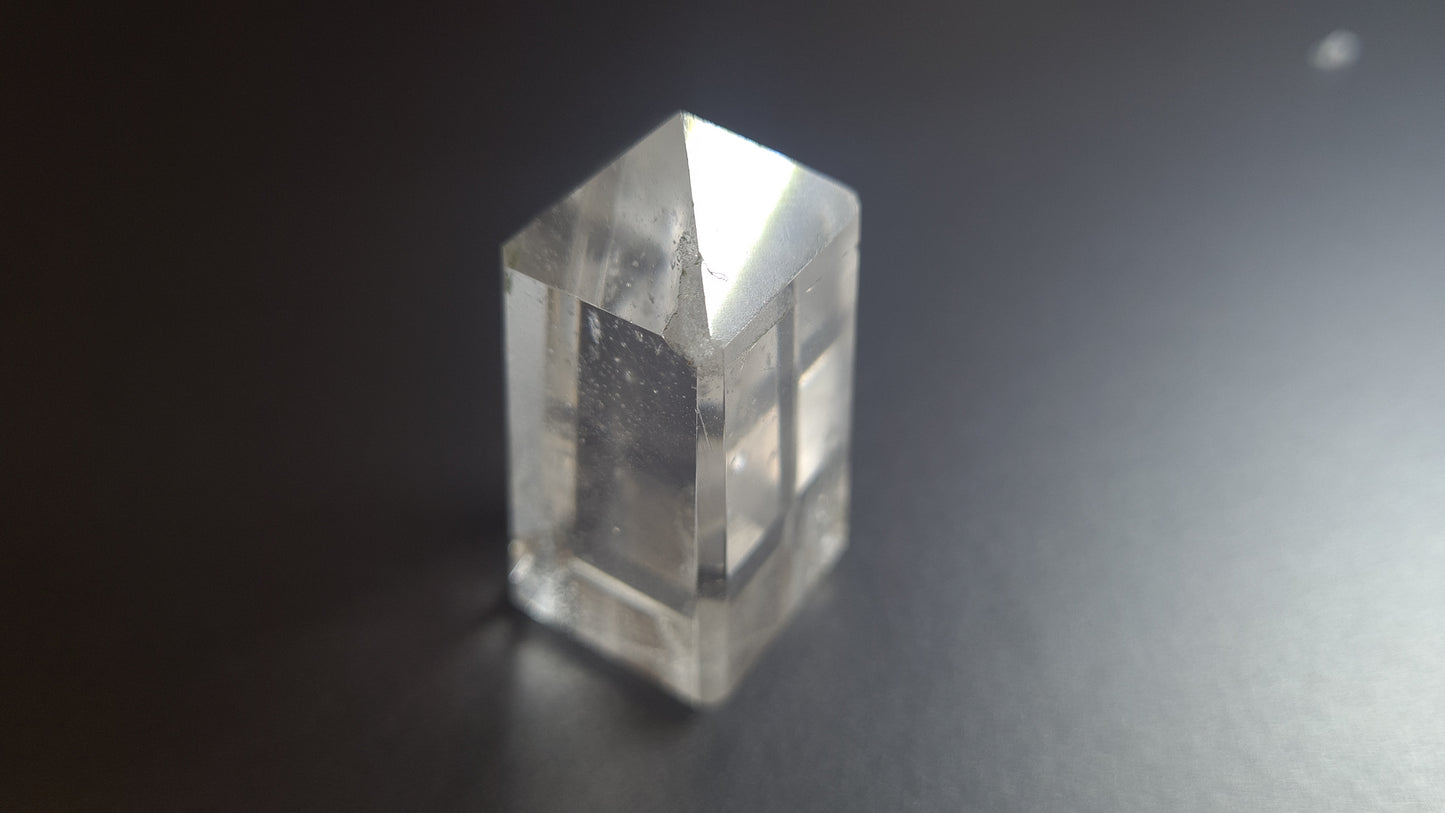 Tour de cristal de quartz 4 faces 4.8cm