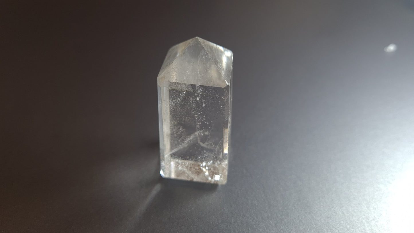 Tour de cristal de quartz 4 faces 4.8cm
