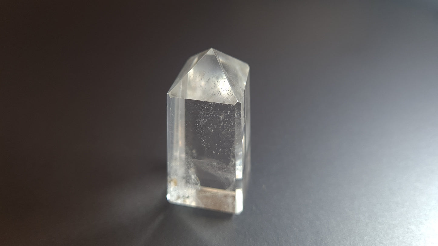 Tour de cristal de quartz 4 faces 4.8cm