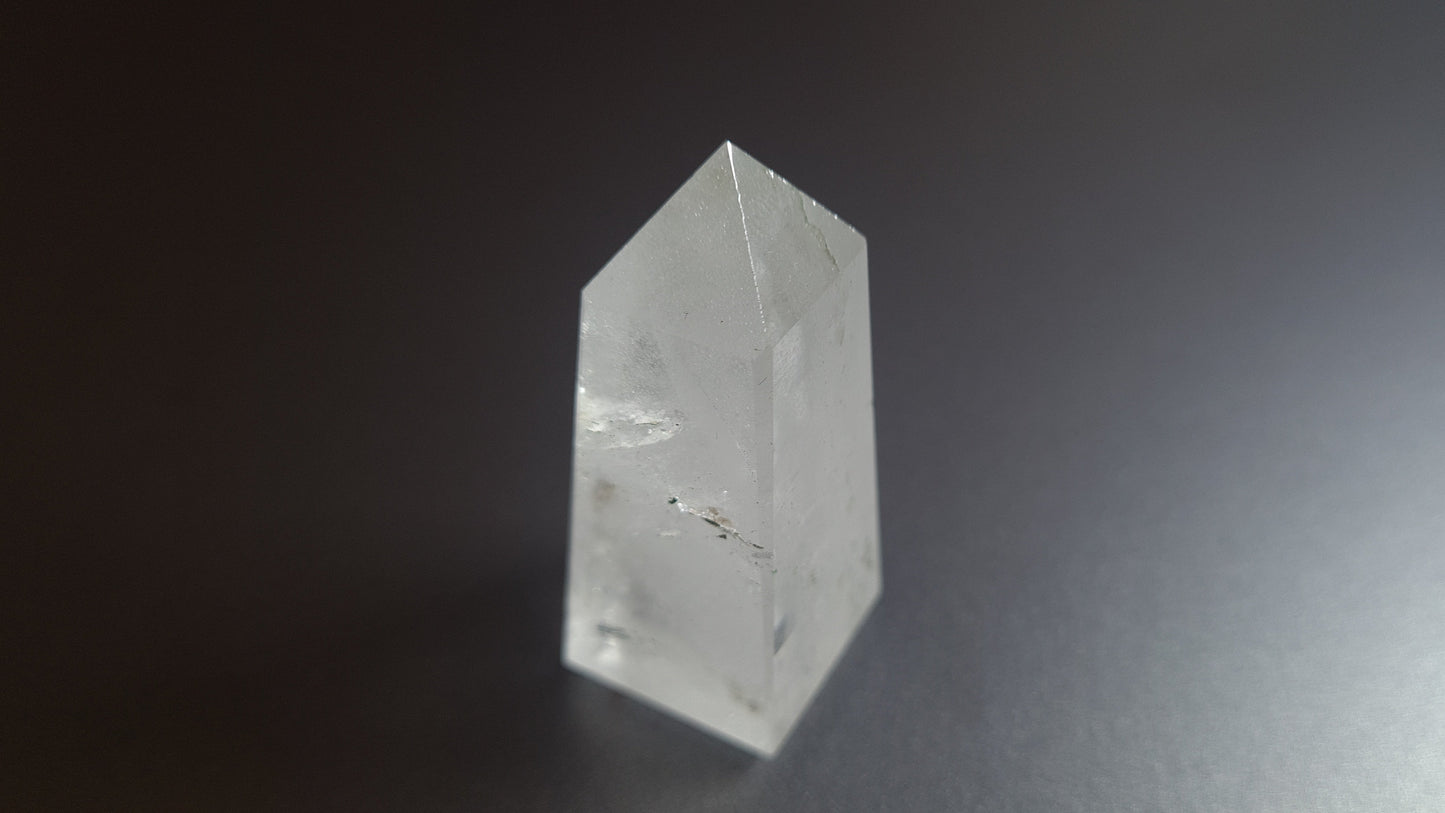 Tour de cristal de quartz 4 faces 5.2cm