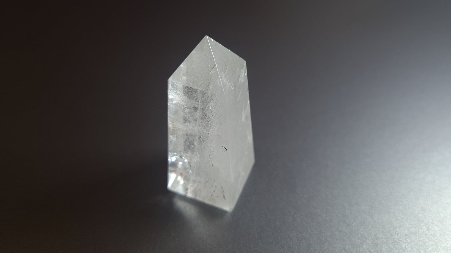 Tour de cristal de quartz 4 faces 5.2cm
