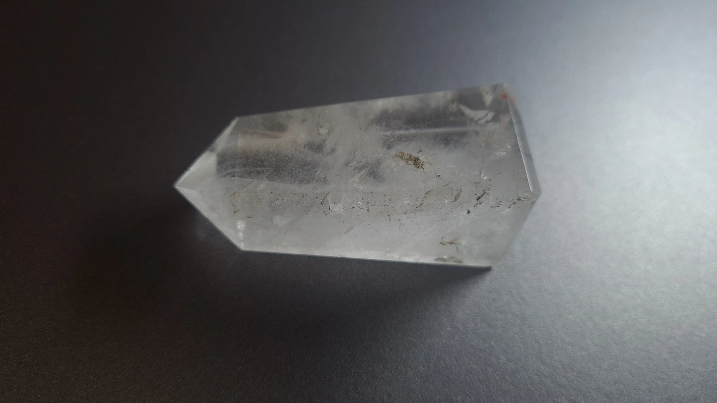 Tour de cristal de quartz 4 faces 5.2cm Cristal Roche