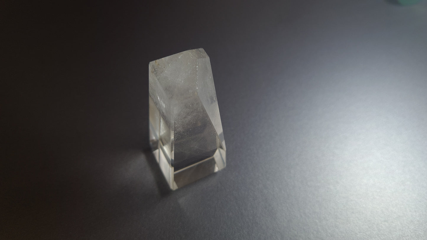 Tour de cristal de quartz 4 faces 5.9cm