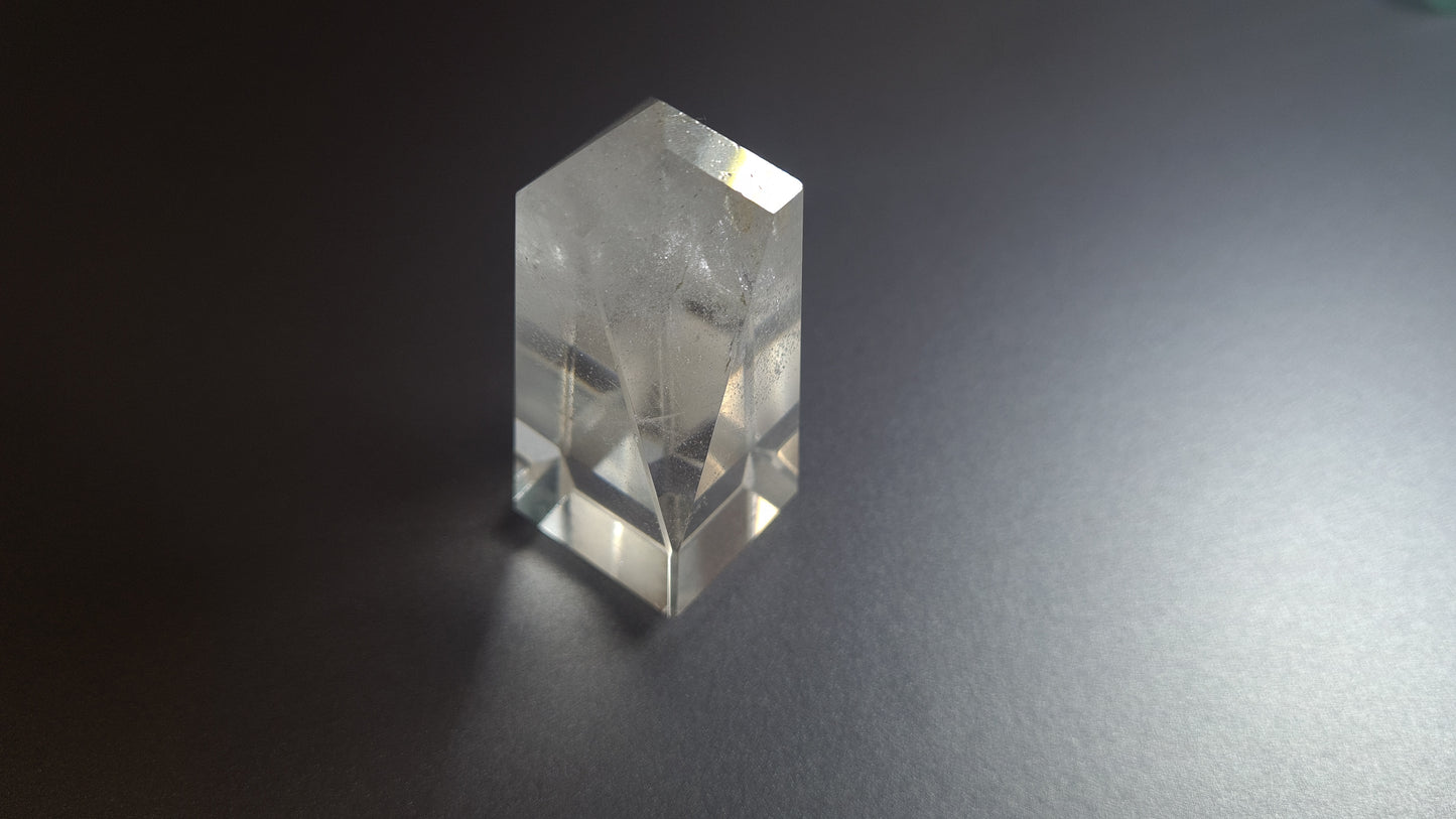 Tour de cristal de quartz 4 faces 5.9cm