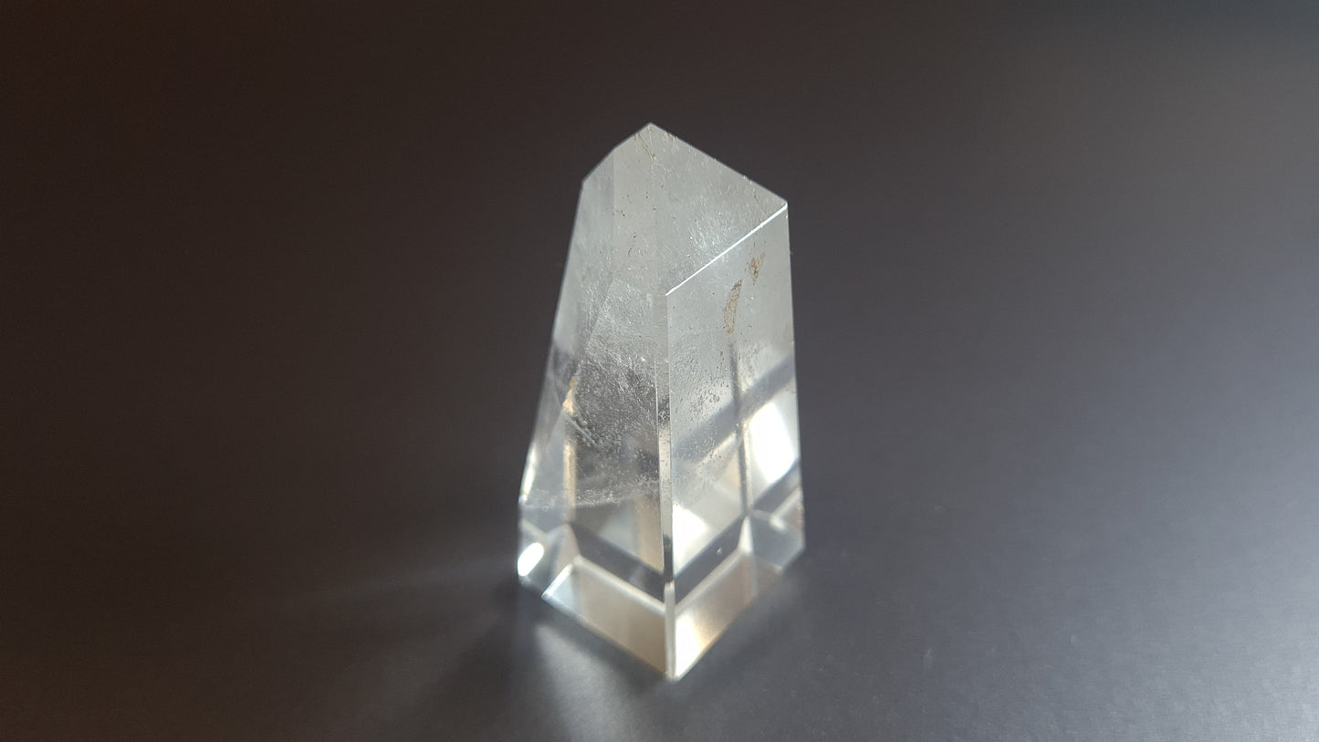Tour de cristal de quartz 4 faces 5.9cm