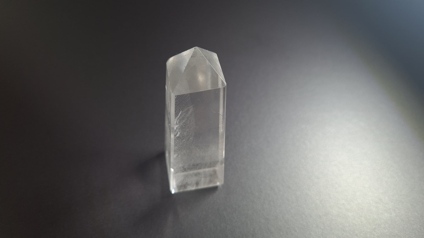 Tour de cristal de quartz 4 faces 6.2cm