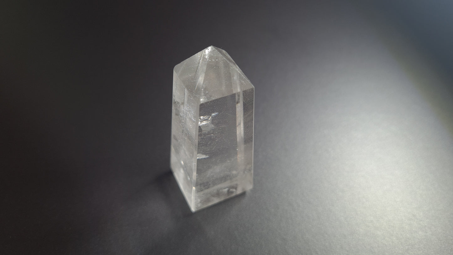 Tour de cristal de quartz 4 faces 6.2cm