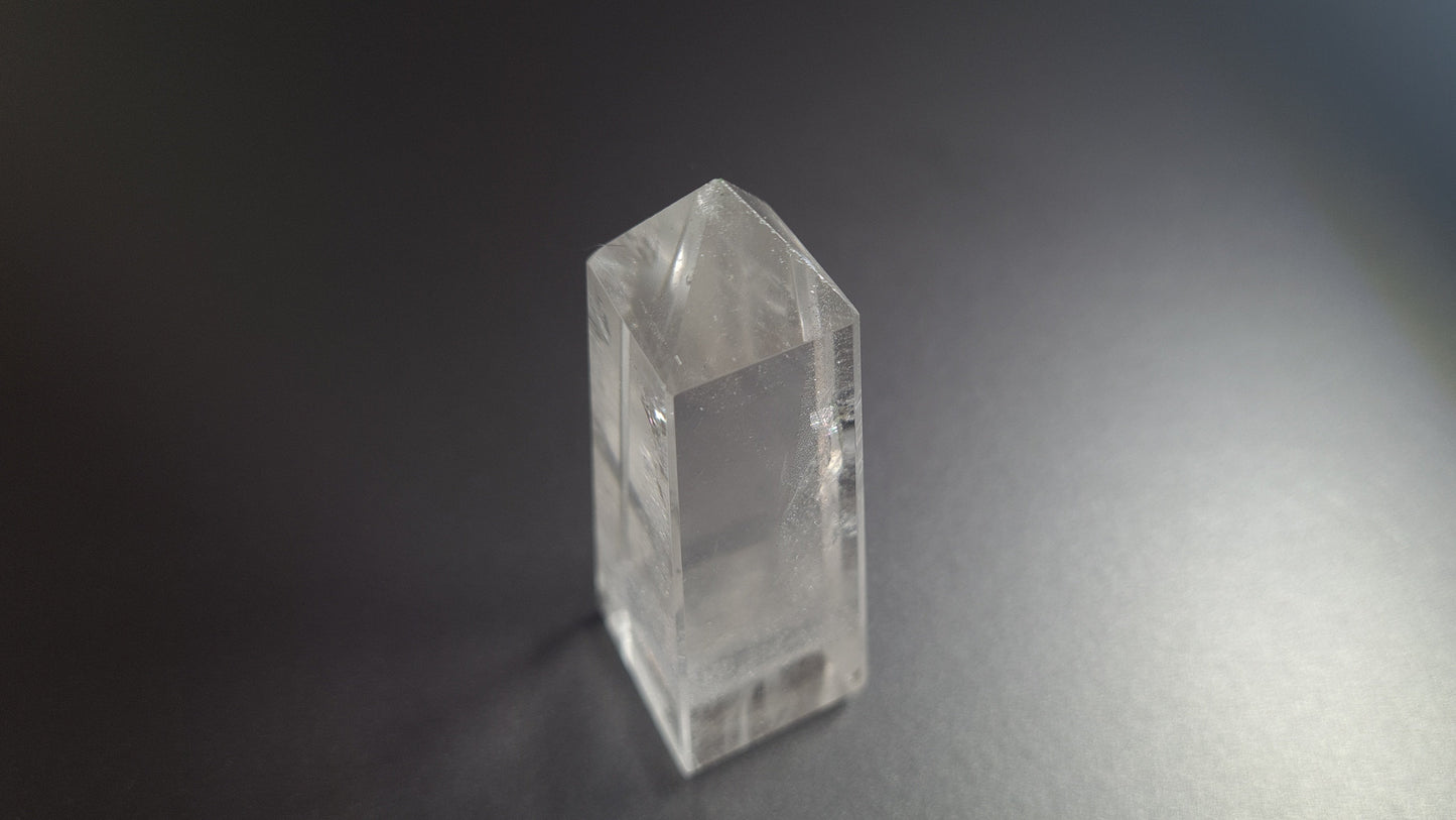 Tour de cristal de quartz 4 faces 6.2cm