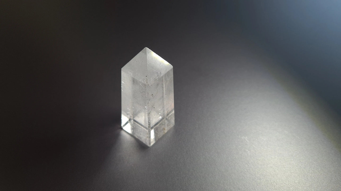 Tour de cristal de quartz 4 faces 6cm Cristal Roche
