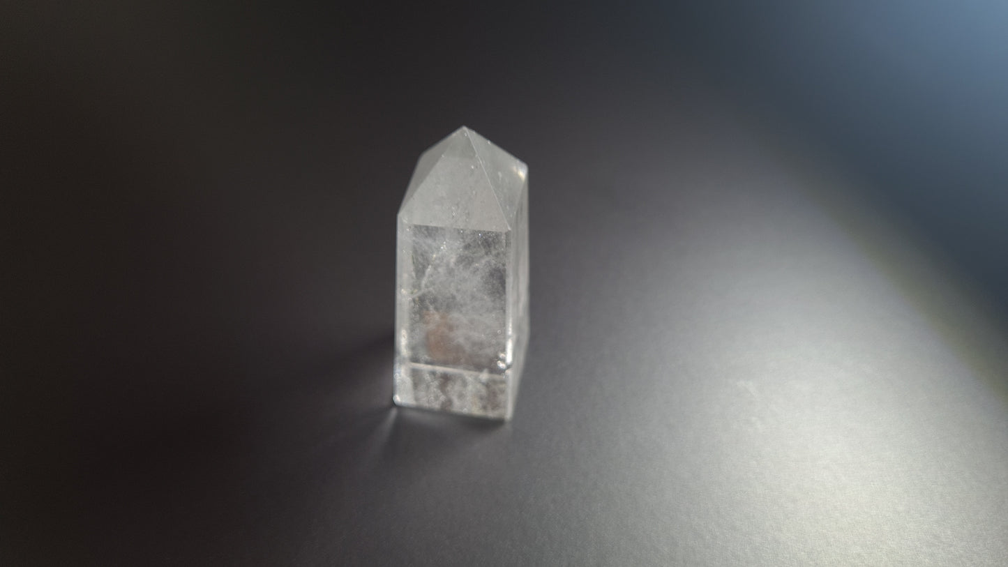 Tour de cristal de quartz 4 faces 6cm