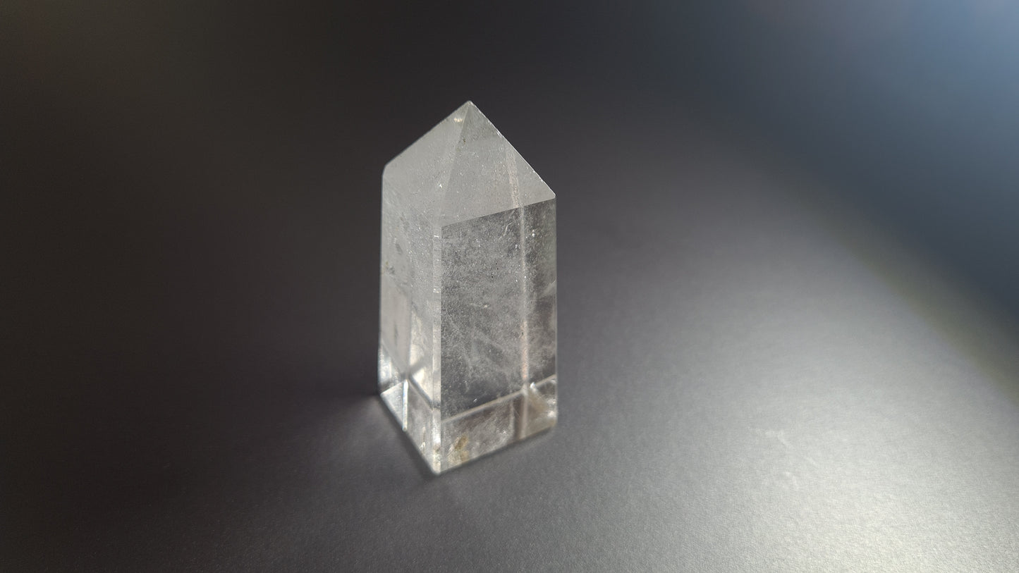Tour de cristal de quartz 4 faces 6cm
