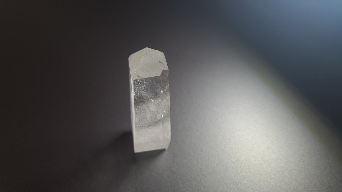 Tour de cristal de quartz 4 faces 6.9cm