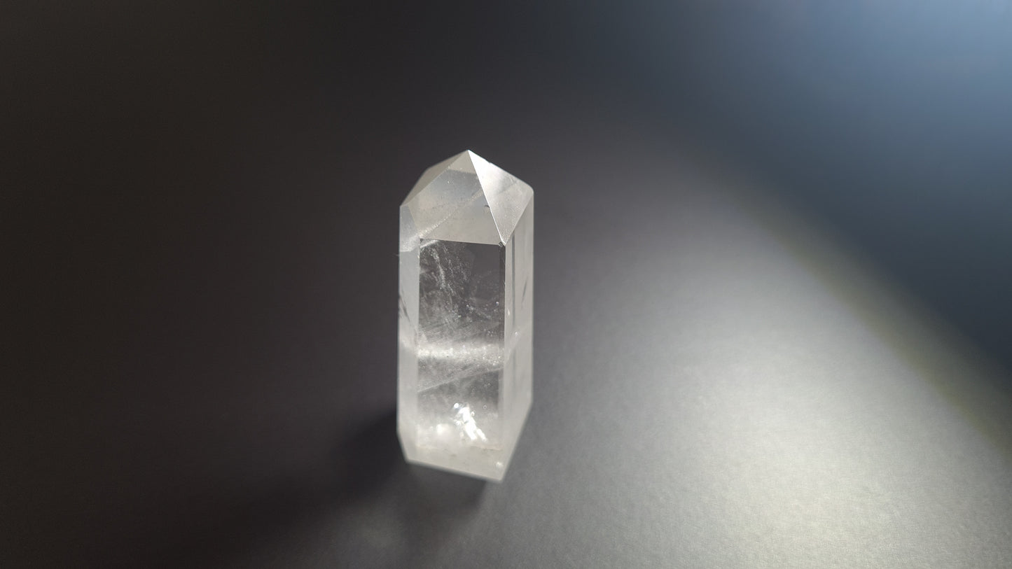 Tour de cristal de quartz 4 faces 6.9cm