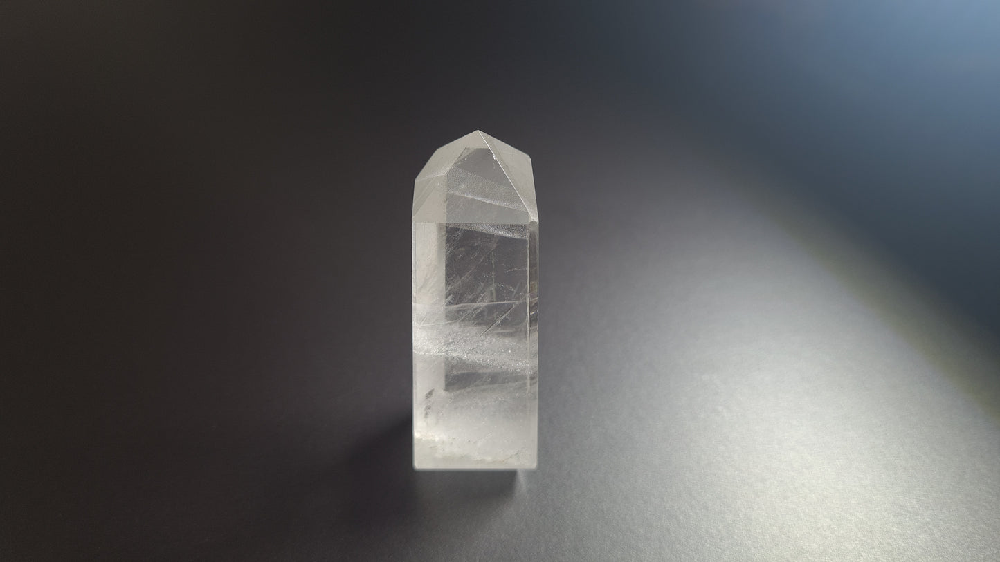 Tour de cristal de quartz 4 faces 6.9cm