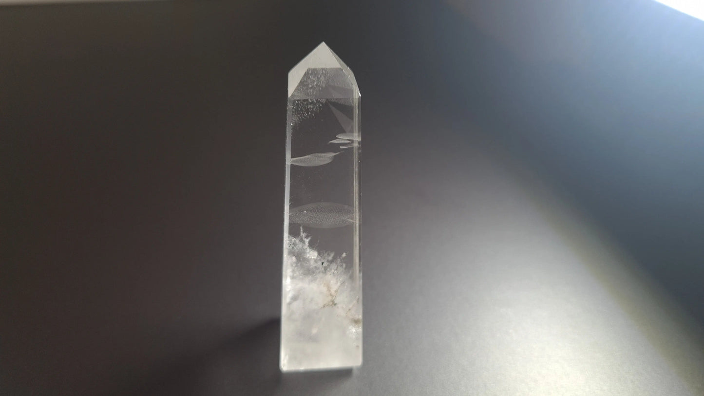 Tour de cristal de quartz 4 faces 9.3cm Cristal Roche